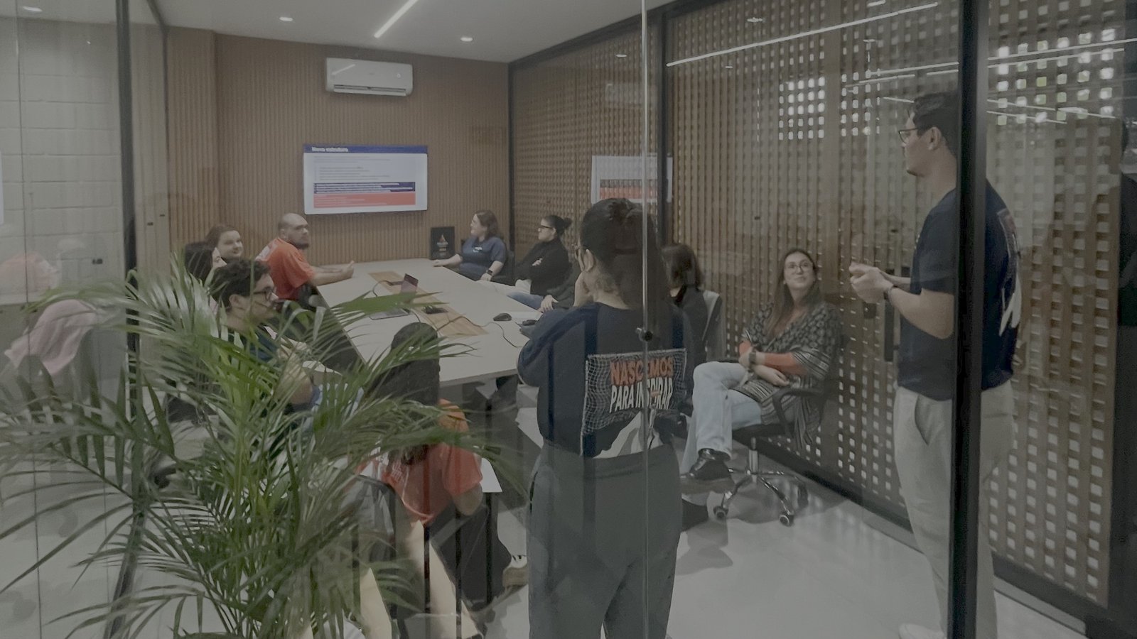 Equipe da Co.Crie em reunião de diagnóstico